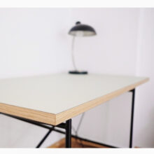 Schreitisch mit Eiermanngestell schwarz, Tischplatte Linoleum Pebble, Kante Mukltiplex, Größe 160 x 80 cm Schreitisch mit Eiermanngestell schwarz, Tischplatte Linoleum Pebble, Kante Mukltiplex, Größe 160 x 80 cm