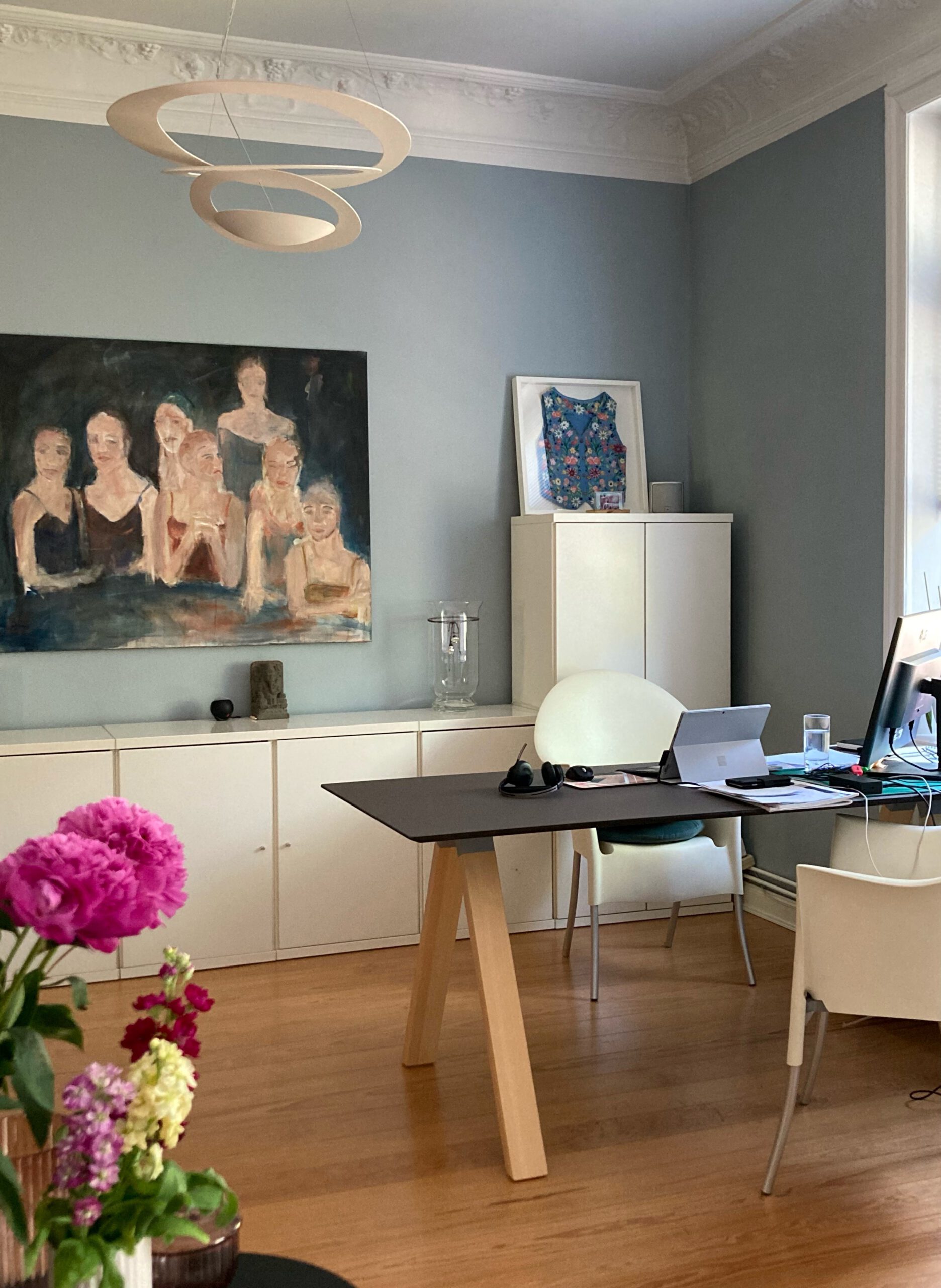 Esstisch D31 mit Rechteckfüßen aus Eiche, Tischplatte Vachromat schwarz mit Designkante, Beschichtung Linoleum Farbe Iron