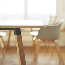 Detail Tisch mit Stahlzarge und rechteckigen Füßen aus Eiche Detail Tisch mit Stahlzarge und rechteckigen Füßen aus Eiche