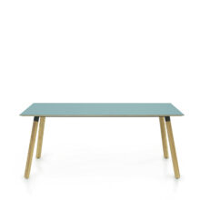 Tisch mit Stahlzarge und rechteckigen Füßen aus Eiche Tisch mit Stahlzarge und rechteckigen Füßen aus Eiche