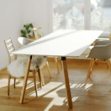 Tisch mit Stahlzarge und rechteckigen Füßen aus Eiche, 220 x 90 cm Tisch mit Stahlzarge und rechteckigen Füßen aus Eiche, 220 x 90 cm