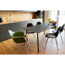 Esstisch mit Stahlzarge in schwarz, Tischplatte mit Linoleum Farbe Charcoal, Trägerplatte Multiplex 21 mm mit Schrägkante, Größe 200 x 80 cm Esstisch mit Stahlzarge in schwarz, Tischplatte mit Linoleum Farbe Charcoal, Trägerplatte Multiplex 21 mm mit Schrägkante, Größe 200 x 80 cm