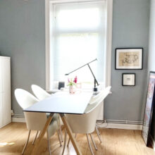 Schreibtisch mit Linoleumoberfläche und Tischbeinen aus Eiche Schreibtisch mit Linoleumoberfläche und Tischbeinen aus Eiche