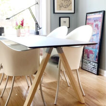 Schreibtisch mit Linoleumoberfläche und Tischbeinen aus Eiche Schreibtisch mit Linoleumoberfläche und Tischbeinen aus Eiche