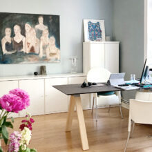 Schreibtisch mit Linoleumoberfläche und Tischbeinen aus Eiche Schreibtisch mit Linoleumoberfläche und Tischbeinen aus Eiche