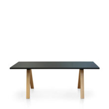 Schreibtisch mit Linoleumoberfläche und Tischbeinen aus Eiche Schreibtisch mit Linoleumoberfläche und Tischbeinen aus Eiche