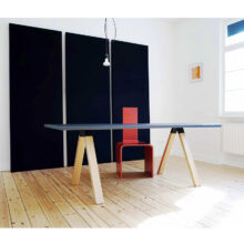 Schreibtisch mit Linoleumoberfläche und Tischbeinen aus Eiche Schreibtisch mit Linoleumoberfläche und Tischbeinen aus Eiche