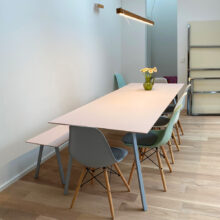 Sitzbank und Esstisch mit Linoleum