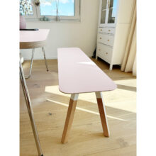 Sitzbank und Esstisch mit Linoleum in Farbe Powder