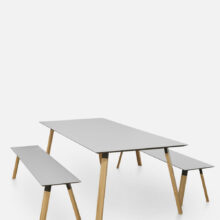 Sitzbank und Esstisch mit Linoleum in Farbe Pebble